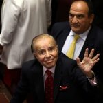 El expresidente y senador argentino Carlos Menem gesticula mientras llega a una ceremonia de juramento de senadores en el Senado argentino en Buenos Aires. 29 de noviembre de 2017. REUTERS/Marcos Brindicci