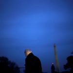 El presidente de Estados Unidos, Joe Biden, sale del Despacho Oval mientras se dirige a Camp David desde el Jardín Sur de la Casa Blanca en Washington, Estados Unidos. 12 de febrero de 2021.REUTERS/Carlos Barría