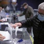 Una persona deposita su voto en un colegio electoral durante las elecciones autonómicas en Cataluña, en medio del brote de la enfermedad del coronavirus (COVID-19), en Sant Julia de Ramis, cerca de Girona, España. 14 de febrero de 2021. REUTERS/Nacho Doce
