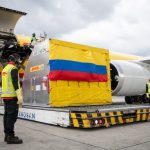 Llegan las primeras vacunas contra el coronavirus a Colombia
Desde el 
@BOG_ELDORADO
, el presidente 
@IvanDuque
 y el ministro 
@Fruizgomez
 y miembros del Gobierno Nacional reciben el primer lote de vacunas #SegurasYEfectivas contra la COVID-19, con el que se inicia el Plan Nacional de Vacunación en el país.