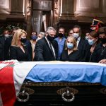El presidente argentino Alberto Fernández asiste a la ceremonia fúnebre del expresidente argentino Carlos Saúl Menem durante el velorio en el Congreso Nacional en Buenos Aires. Oficina del Senado/Charly Diaz Azcue/Entregada vía REUTERS I