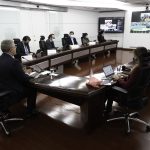 El Presidente de la República, Iván Duque Márquez, encabezó este martes, desde la Casa de Nariño, un Puesto de Mando Unificado (PMU) para analizar la marcha del Plan Nacional de Vacunación contra el covid-19. Foto: Juan Pablo Bello - PRESIDENCIA