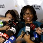 La directora de OPS, Carissa Etienne, habla con medios durante una reunión de ministros de salud pública del bloque comercial Mercosur para discutir políticas para enfrentar el virus del Zika, en Montevideo . REUTERS/Andres Stapff