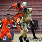 Oscar Hernández de Águilas Doradas disputa el balón con  Envigado durante partido por la fecha 7 entre  Águilas Doradas y Envigado como parte de la Liga BetPlay DIMAYOR 2021 jugado en el estadio  Alberto Grisales de Rionegro Foto VizzorImage / Juan Augusto Cardona / Contribuidor
