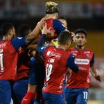 Agustín Vuletich del Medellín celebra después de anotar el primer gol de su equipo durante partido por la fecha 7 entre Deportivo Independiente Medellín y Boyacá Chicó F.C. como parte de la Liga BetPlay DIMAYOR I 2021 jugado en el estadio Atanasio Girardot de Medellín. Foto VizzorImage / Luis Benavides / Cont
