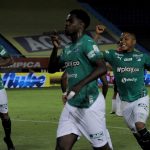 Yeison Tolosa de Deportivo Cali, celebra con sus compañeros de equipo después de anotar gol de su equipo, durante partido entre Atlético Junior y Deportivo Cali, de la fecha 7 por la Liga BetPlay DIMAYOR I 2021 jugado en el estadio Metropolitano Roberto Meléndez de Barranquilla. Foto VizzorImage / Jesus Rico / Cont.