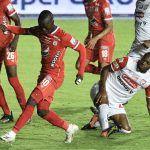 Santiago Moreno del América y Jeisson Palacios del Santa Fe durante partido por la fecha 7 como parte de la Liga BetPlay DIMAYOR I 2021 entre América de Cali e Independiente Santa Fe jugado en el estadio Pascual Guerrero de Cali. Foto VizzorImage / Gabriel Aponte / Staff