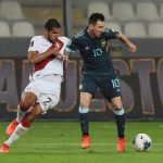 Lionel Messi en acción ante Luis Abram en el choque entre Perú y Argentina en Lima por la eliminatoria sudamericana al Mundial 2022. Ernesto Benavides/Pool via REUTERS