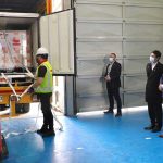 El Presidente Iván Duque observa el descargue y almacenamiento de las 192.000 vacunas de la farmacéutica Sinovac, de China, que llegaron al país este sábado para expandir la vacunación contra el covid-19.Foto: Juan Pablo Bello - Presidencia