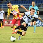 Henry Rojas  del Deportivo Pereira disputa el balón con John Fredy Salazar de Águilas Doradas  durante partido por la fecha 8 entre Deportivo Pereira y Águilas Doradas como parte de la Liga BetPlay DIMAYOR 2021 jugado en el estadio  Hernán Ramírez Villegas de Pereira. Foto  VizzorImage / Pablo Bohórquez / Contribuidor