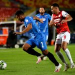 Daniel Giraldo de Independiente Santa Fe y German Gutiérrez de Deportivo Independiente Medellín, disputan el balón durante partido de la fecha 8 entre Independiente Santa Fe y Deportivo Independiente Medellín, por la Liga BetPlay DIMAYOR I 2021, en el estadio Nemesio Camacho El Campin de Bogotá. Foto VizzorImage / Samuel Norato / Cont.