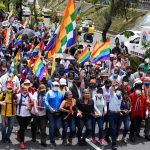 El candidato presidencial de Ecuador, Yaku Pérez, hace gestos mientras miembros de las comunidades indígenas y sus partidarios marchan en Quito, Ecuador, el 23 de febrero de 2021. REUTERS/Santiago Arcos