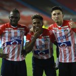 Edwin Cetre de Atlético Junior, celebra con sus compañeros de equipo después de anotar el gol de su equipo, durante partido entre Atletico Junior y Millonarios F. C., de la fecha 9 por la Liga BetPlay DIMAYOR I 2021 jugado en el estadio Metropolitano Roberto Meléndez de Barranquilla. Foto VizzorImage / Jairo Cassiani / Cont.