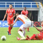 Iván Rojas del Envigado disputa el balón con Rafael Carrascal del América durante partido por la fecha 9 como parte de la Liga BetPlay DIMAYOR 2021 entre América de Cali y Envigado FC jugado en el estadio Pascual Guerrero de Cali. Foto VizzorImage / Nelson Ríos / Cont.
