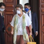 La jefa de la delegación de la Unión Europea en Venezuela, Isabel Brilhante Pedrosa, abandona la sede del Ministerio de Relaciones Exteriores tras una reunión con el canciller, Jorge Arreaza. REUTERS / Manaure Quintero