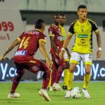 Juan Portilla del Alianza disputa el balón con Juan David Rios del Tolima durante partido por la fecha 9 como parte de la Liga BetPlay DIMAYOR I 2021 entre Alianza Petrolera y Deportes Tolima jugado en el estadio Daniel Villa Zapata de Barrancabermeja. Foto  VizzorImage / Jose Martinez / Cont