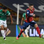 Javier Reina del Medellín disputa el balón con Jorge Arias del Cali durante partido por la fecha 9 entre Deportivo Independiente Medellín y Deportivo Cali como parte de la Liga BetPlay DIMAYOR I 2021 jugado en el estadio Atanasio Girardot de Medellín. Foto VizzorImage / Luis Benavides / Cont