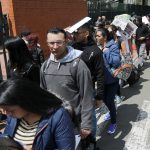 Personas hacen fila para presentar sus hojas de vida mientras buscan oportunidades de trabajo en Bogotá. REUTERS/Luisa González