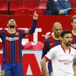 Lionel Messi celebra tras anotar un gol en el triunfo del FC Barcelona 2-0 en su visita al Sevilla por la Liga española de fútbol, en el estadio Ramón Sánchez-Pizjuán, en Sevilla, España - Febrero 27, 2021 REUTERS/Marcelo Del Pozo