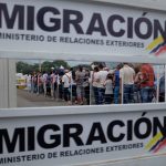 Personas cruzan la frontera colombo-venezolana por el puente internacional Simón Bolívar en Cúcuta. REUTERS/Marco Bello