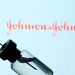 Un vial y una jeringa médica frente al logotipo de Johnson & Johnson en esta imagen de archivo. REUTERS/Dado Ruvic