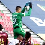 Álvaro Montero  del Deportes Tolima  disputa el balón con Águilas Doradas durante partido por la fecha 10 entre Deportes Tolima y Águilas Doradas como parte de la Liga BetPlay DIMAYOR 2021 jugado en el estadio  Manuel Murillo Toro de Ibagué. Foto VizzorImage / Juan Torres   / Contribuidor