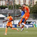 Francisco Báez de Envigado F. C. y Edwin Mosquera de Deportivo Independiente Medellín disputan el balón, durante partido entre Envigado F. C. y Deportivo Independiente Medellín de la fecha 10 por la Liga BetPlay DIMAYOR I 2021, en el estadio Polideportivo Sur de Envigado. Foto VizzorImage / Juan A. Cardona / Cont.