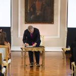 El Presidente Iván Duque Márquez firmó este lunes el Decreto por medio del cual se crea el Estatuto de Protección Temporal a Migrantes Venezolanos, que garantizará la atención humanitaria a las personas que huyen de la crisis generada por la dictadura.Foto: Efraín Herrera – PRESIDENCIA