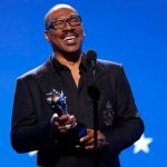 Eddie Murphy aceptando el premio por los logros en su carrera durante la edición 25 de los Critics Choice Awards en Santa Mónica, California, Estados Unidos. REUTERS/Mario Anzuoni/Archivo