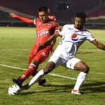 Felipe Ávila de Patriotas Boyacá disputa el balón con Aldair Rodríguez de América de Cali durante partido por la fecha 1 entre  Patriotas Boyacá y América de Cali como parte de la Liga BetPlay DIMAYOR 2021 jugado en el estadio  La Independencia de Tunja  Foto VizzorImage / Macgiver  Baron/ Contribuidor