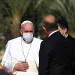 El Papa Francisco es recibido por el presidente iraquí Barham Salih en una ceremonia oficial en el Palacio Presidencial en Bagdad, Irak, el 5 de marzo, 2021.Foto Murtadha Al-Sudani,Agencia ANADOLU