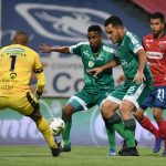 Juan Arboleda del  Deportivo  Independiente Medellín disputa el balón con John Garcia de La Equidad durante partido por la fecha 11 entre Deportivo Independiente Medellín y La Equidad como parte de la Liga BetPlay DIMAYOR 2021 jugado en el estadio  Atanasio Girardot de Medellín.  Foto 
VizzorImage / Luis Benavides / Contribuidor