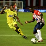 Carmelo Valencia de Atlético Junior y Elvis Mosquera de Atlético Bucaramanga disputan el balón, durante partido entre Atlético Junior y Atlético Bucaramanga, de la fecha 11 por la Liga BetPlay DIMAYOR I 2021 jugado en el estadio Metropolitano Roberto Melendez de Barranquilla. Foto VizzorImage / Jairo Cassiani / Cont.