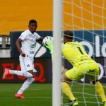 Marcelino Carreazo de Once Caldas y Humberto Acevedo de Deportivo Cali disputan el balón durante partido de la fecha 11 entre Once Caldas y Deportivo Cali por la Liga BetPlay DIMAYOR I 2021, jugado en el estadio Palogrande de Manizales. Foto VizzorImage / JJ Bonilla / Cont.