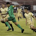 Oscar Hernández de Águilas disputa el balón con Jefferson Duque de Nacional durante partido por la fecha 11 entre Águilas Doradas Rionegro y Atlético Nacional como parte de la Liga BetPlay DIMAYOR I 2021 jugado en el estadio Alberto Grisales de Rionegro. Foto VizzorImage / Juan Agusto Cardona / Cont