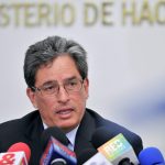 El ministro de Hacienda de Colombia, Alberto Carrasquila, atiende a los periodistas durante una conferencia de prensa. REUTERS/Carlos Julio Martínez