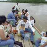 Una familia colombiana abandona su hogar en el pueblo de Limoncito a través del río Putumayo, cerca de la frontera con Ecuador, tras ser desplazada por una lucha territorial entre paramilitares y grupos rebeldes de izquierda, en el departamento del Putumayo. REUTERS/ José Miguel Gómez