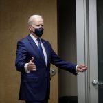 El presidente de Estados Unidos, Joe Biden, visita una clínica que administra vacunas contra el COVID-19 a veteranos, en Washington, EEUU, Marzo 8, 2021. REUTERS/Tom Brenner