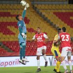 Jorge Ramos del Independiente Santa Fe disputa el balón con Diego Martinez del Deportivo Pasto durante partido por la fecha 11 entre Independiente Santa Fe  y Deportivo Pasto  como parte de la Liga BetPlay DIMAYOR 2021 jugado en el estadio  Nemesio Camacho El Campin de Bogotá.Foto  VizzorImage / Felipe Caicedo / Staff