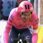 Stefan Bissegger (EFN) sorprende a los favoritos en la contrarreloj y es el nuevo maillot amarillo.