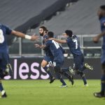 Sergio Oliveira celebra con sus compañeros tras anotar el segundo gol del Porto en la derrota 3-2 ante la Juventus, pero que de todas formas le valió para avanzar a cuartos de final de la Liga de Campeones, en el Allianz Stadium, Turín, Italia - Marzo 9, 2021 REUTERS/Massimo Pinca