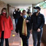 Edna Bonilla Sebá, secretaria de educación de Bogotá recorrió las dos sedes del colegio Tomás Rueda con su rectora Ruth, profesores y personal administrativo.
