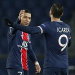 Kylian Mbappé y Mauro Icardi del Paris St Germain celebran tras el partido ante el Barcelona. 10 mar 2021. REUTERS/Gonzalo Fuentes