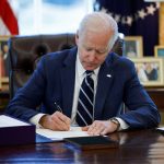 El presidente de Estados Unidos, Joe Biden, firma el Plan de Rescate Estadounidense, un paquete de medidas de ayuda económica para responder al impacto de la pandemia de la enfermedad del coronavirus (COVID-19), en el interior del Despacho Oval de la Casa Blanca en Washington, Estados Unidos. 11 de marzo de 2021. REUTERS/Tom Brenner
