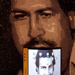 El "Fold 1", un teléfono inteligente plegable que será lanzado por la familia del narcotraficante colombiano Pablo Escobar, se ve en Medellín. REUTERS / David Estrada