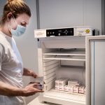 Un funcionario maneja vacunas AstraZeneca COVID-19 almacenadas en el Centro de Vacunas de la región Hovedstaden, Copenhague, Dinamarca. Ritzau Scanpix/Liselotte Sabroe vía REUTERS,