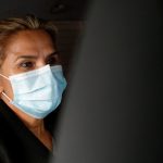 La expresidenta de Bolivia, Jeanine Añez, en un auto afuera de la sede de la Fuerza Especial de Lucha Contra el Crimen (FELCC), La Paz, Bolivia, 13 marzo 2021.
REUTERS/Manuel Claure