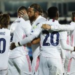 Karim Benzema celebra con Sergio Ramos y sus compañeros tras anotar el primer gol en la victoria del Real Madrid sobre Atalanta por los octavos de final de la Liga de Campeones, en el estadio Alfredo Di Stéfano, en Madrid, España - Marzo 16, 2021 REUTERS/Juan Medina