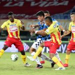 Franco Arizala del Deportivo Pereira disputa el balón con Henry Plazas  de Boyacá Chicó durante partido por la fecha 12 entre Deportivo Pereira y Boyacá Chicó como parte de la Liga BetPlay DIMAYOR 2021 jugado en el estadio  Hernán Ramírez Villegas de Pereira. Foto VizzorImage / Pablo Bohórquez / Contribuidor