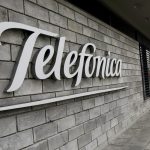 Logotipo de Telefónica en la sede de la compañía en Bogotá. REUTERS/Luisa González
